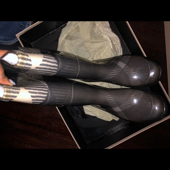 Burberry rain boots - Picture 1 of 8